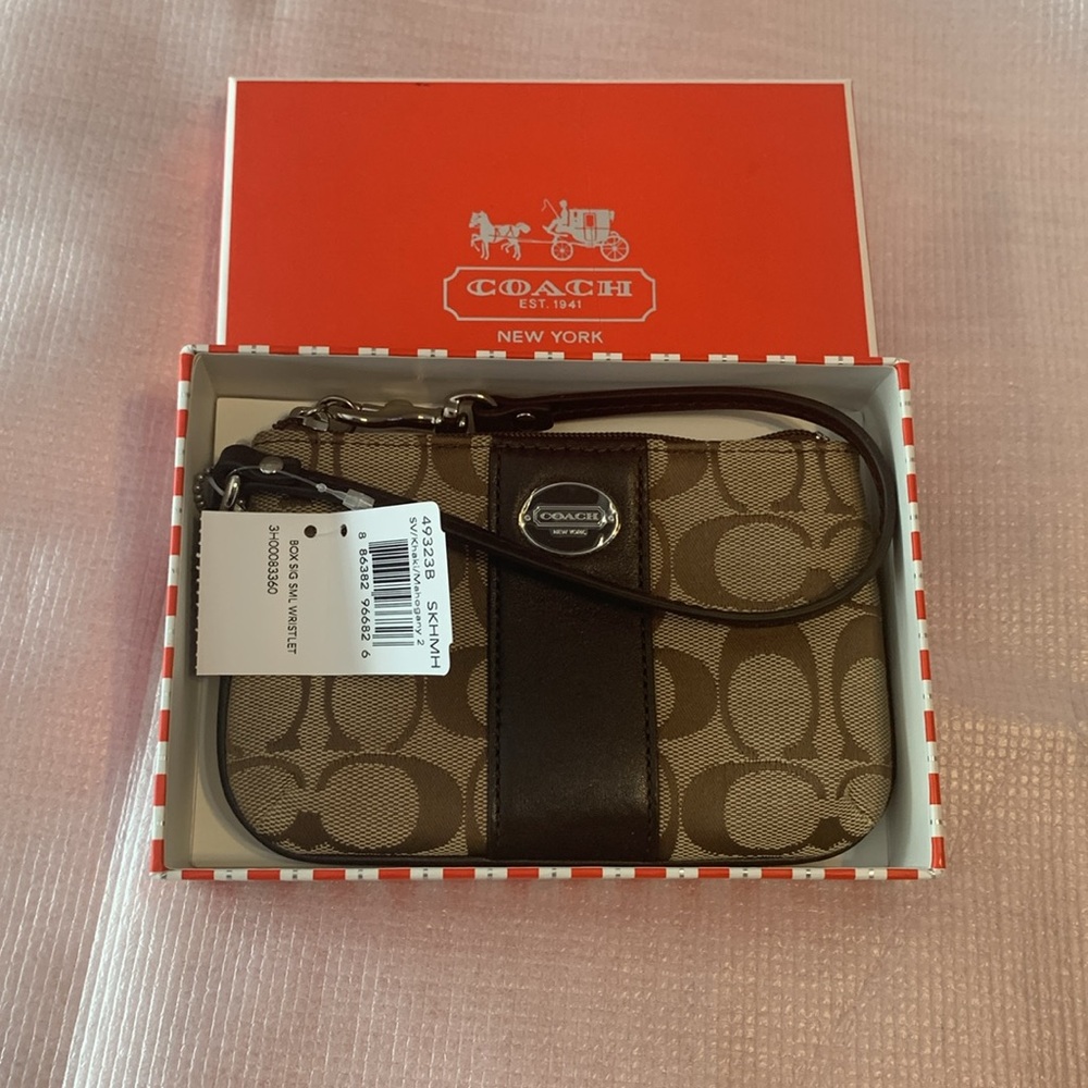 Coach NWT wristlet SKHMH